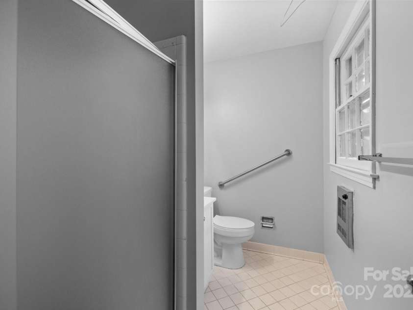 5918 Barrington Drive, Charlotte, NC 28215.  MLS# CAR4264190, YatesRealty ID 16277. 