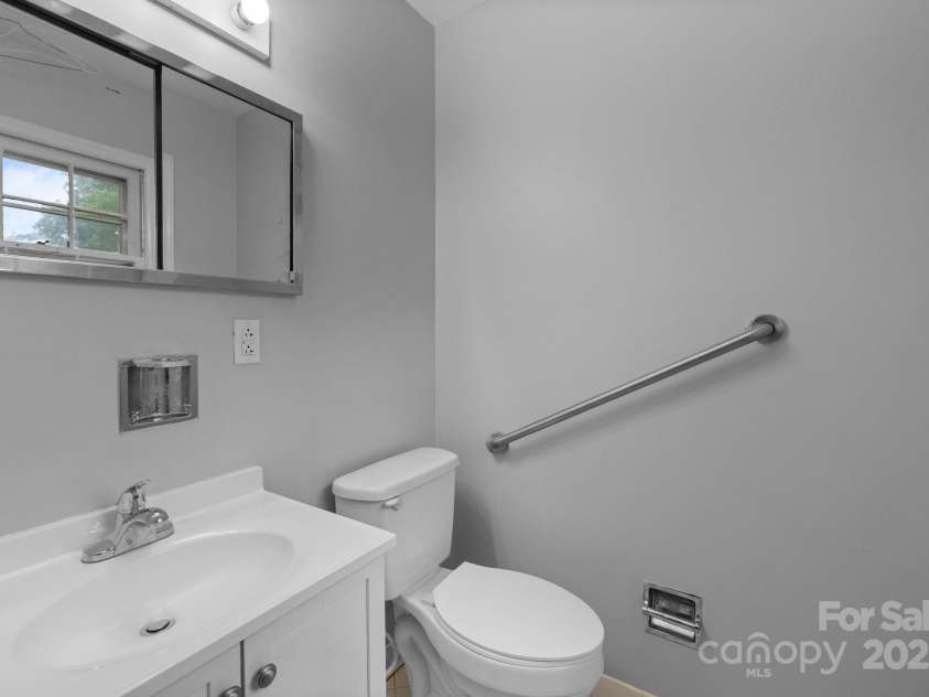 5918 Barrington Drive, Charlotte, NC 28215.  MLS# CAR4264190, YatesRealty ID 16277. 