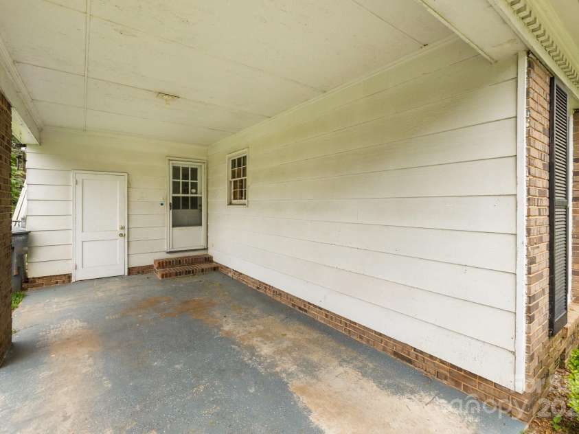 5918 Barrington Drive, Charlotte, NC 28215.  MLS# CAR4264190, YatesRealty ID 16277. 