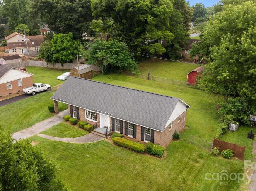 5918 Barrington Drive, Charlotte, NC 28215.  MLS# CAR4264190, YatesRealty ID 16277. 