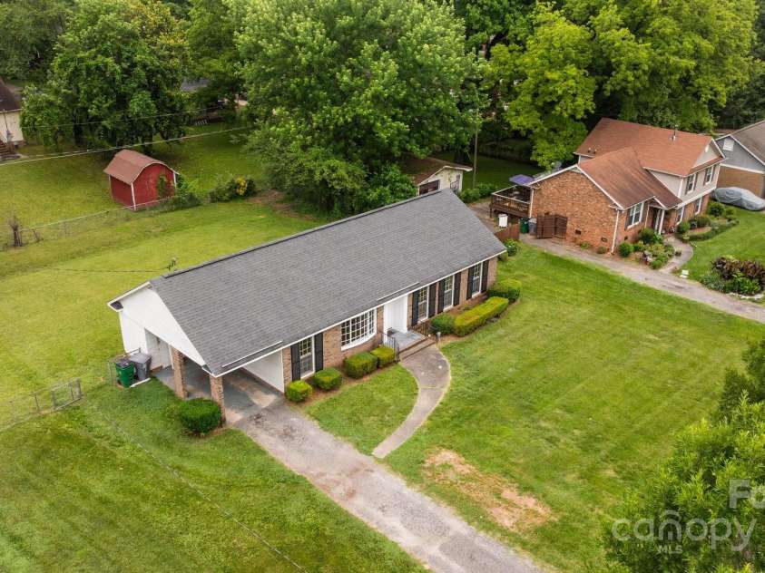 5918 Barrington Drive, Charlotte, NC 28215.  MLS# CAR4264190, YatesRealty ID 16277. 