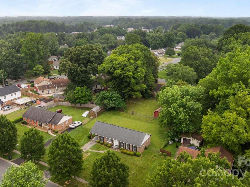 5918 Barrington Drive, Charlotte, NC 28215.  MLS# CAR4264190, YatesRealty ID 16277. 