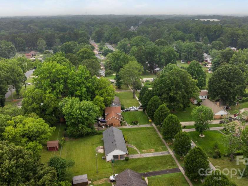 5918 Barrington Drive, Charlotte, NC 28215.  MLS# CAR4264190, YatesRealty ID 16277. 