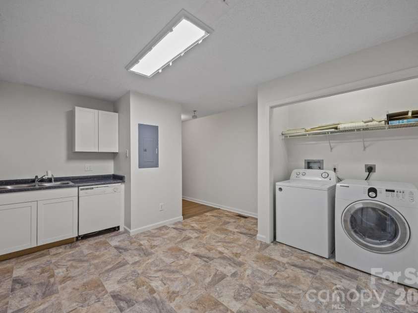 6 Azalea Road, Arden, NC 28704.  MLS# CAR4306267, YatesRealty ID 16277. Inc Washer & Dryer