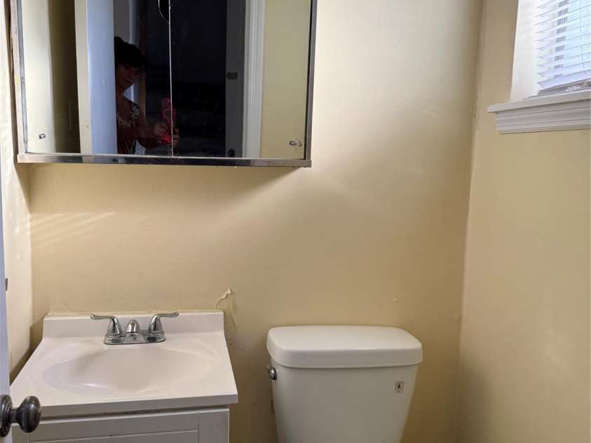 5939 Quail Hollow Road, Charlotte, NC 28210.  MLS# CAR4370228, YatesRealty ID 16279. HALF BATH DOWNSTAIRS 