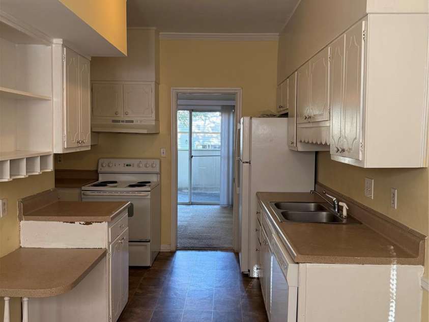 5939 Quail Hollow Road, Charlotte, NC 28210.  MLS# CAR4370228, YatesRealty ID 16279. LARGE KITCHEN 