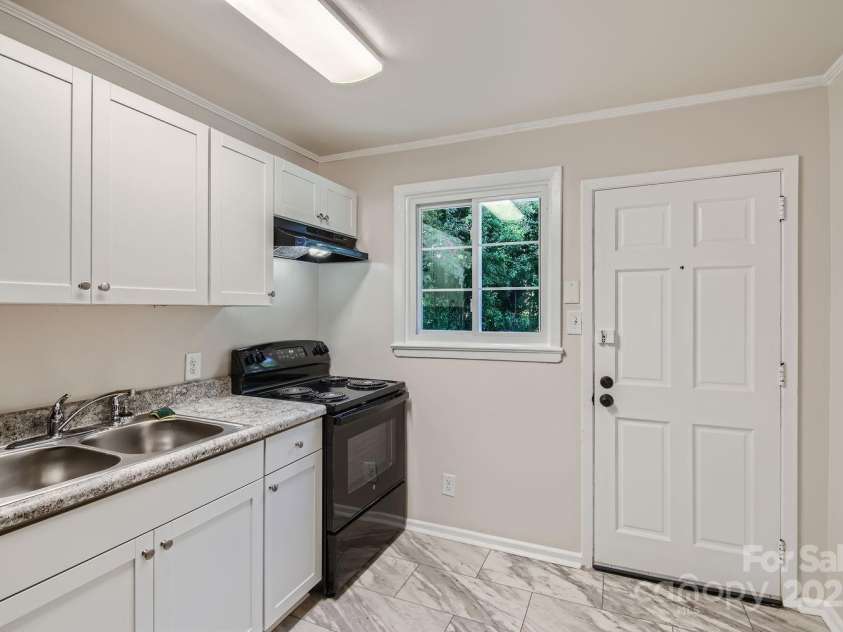 3245 Minnesota Road, Charlotte, NC 28208.  MLS# CAR4176517, YatesRealty ID 1628. 