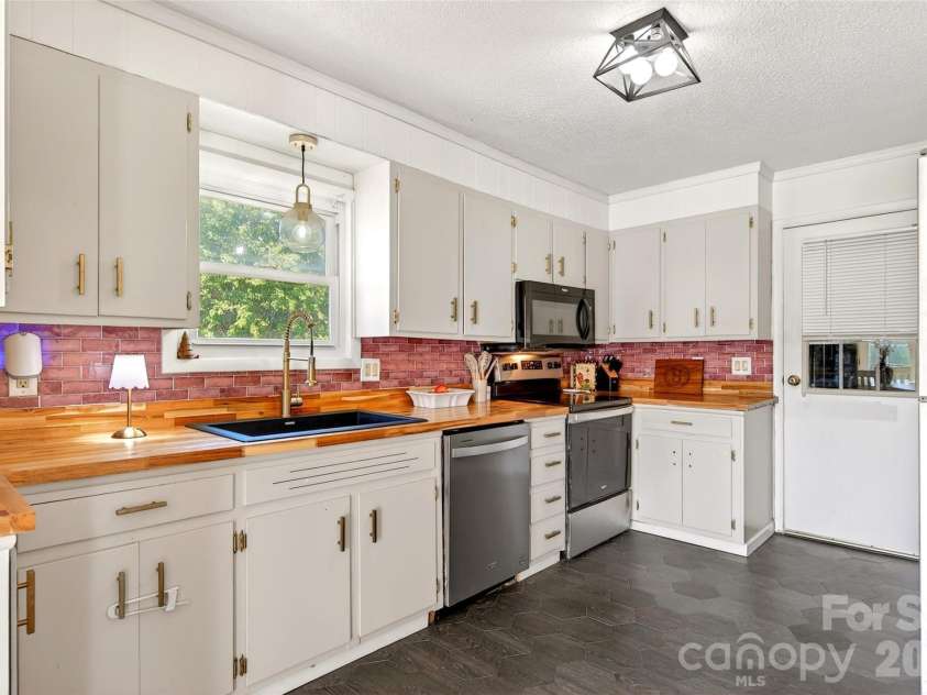 1191 Dale Road, Spruce Pine, NC 28777.  MLS# CAR4371695, YatesRealty ID 16280. 