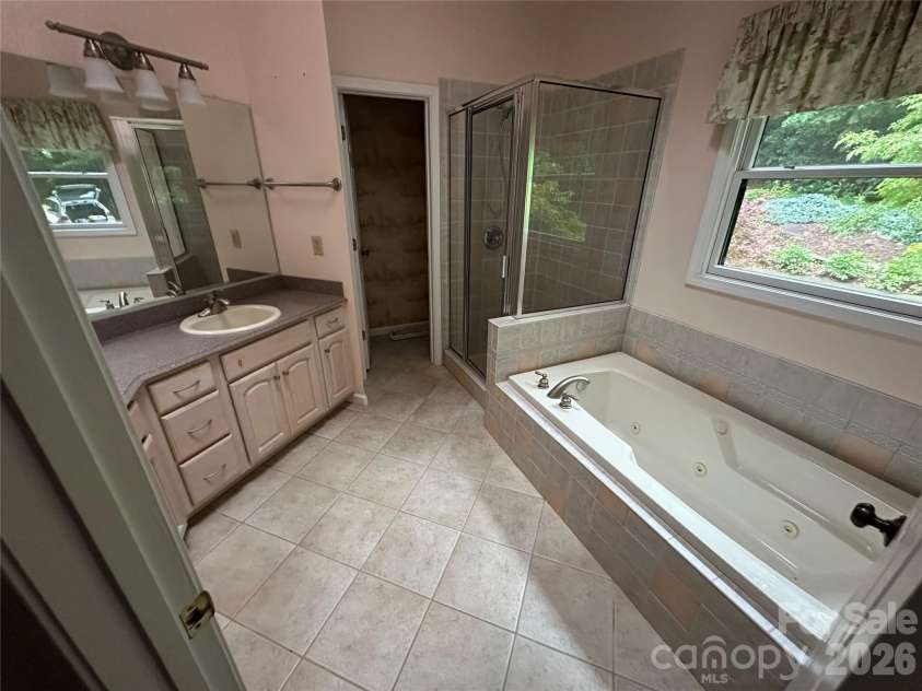 94 Blackberry Trail, Sapphire, NC 28774.  MLS# CAR4352189, YatesRealty ID 16281. Primary Bath