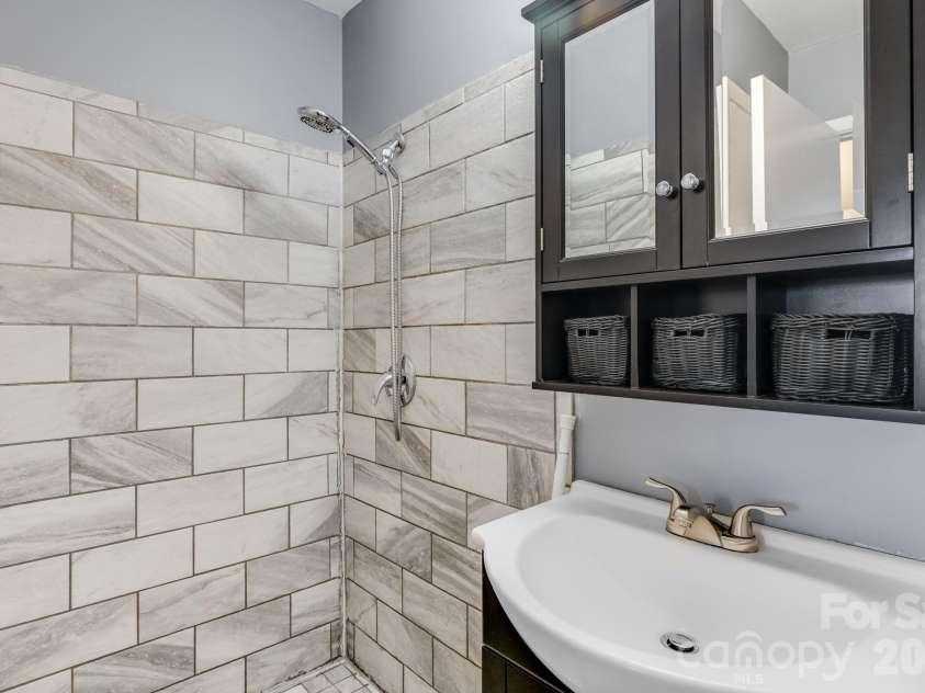 64 Pleasant Ridge Drive, Asheville, NC 28805.  MLS# CAR4344868, YatesRealty ID 16283. 
