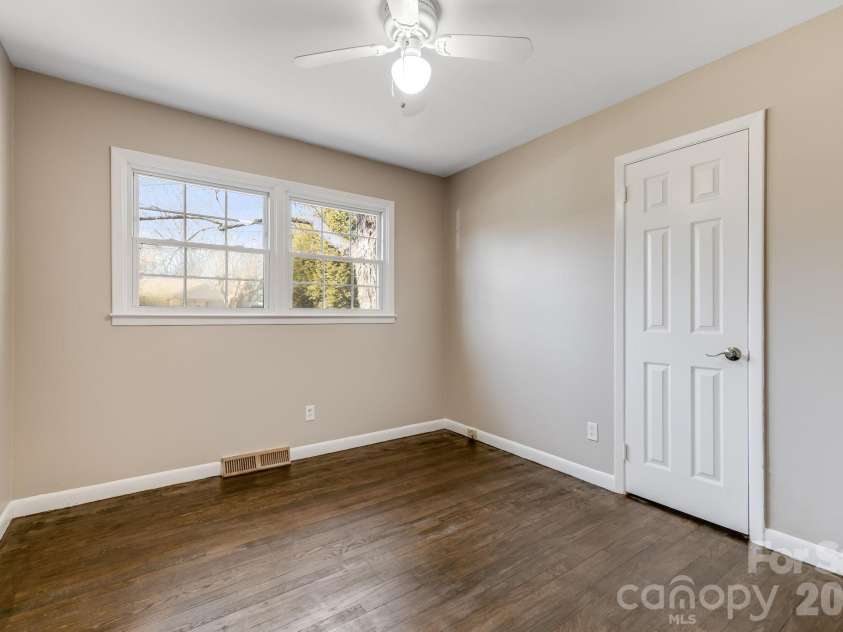 64 Pleasant Ridge Drive, Asheville, NC 28805.  MLS# CAR4344868, YatesRealty ID 16283. 