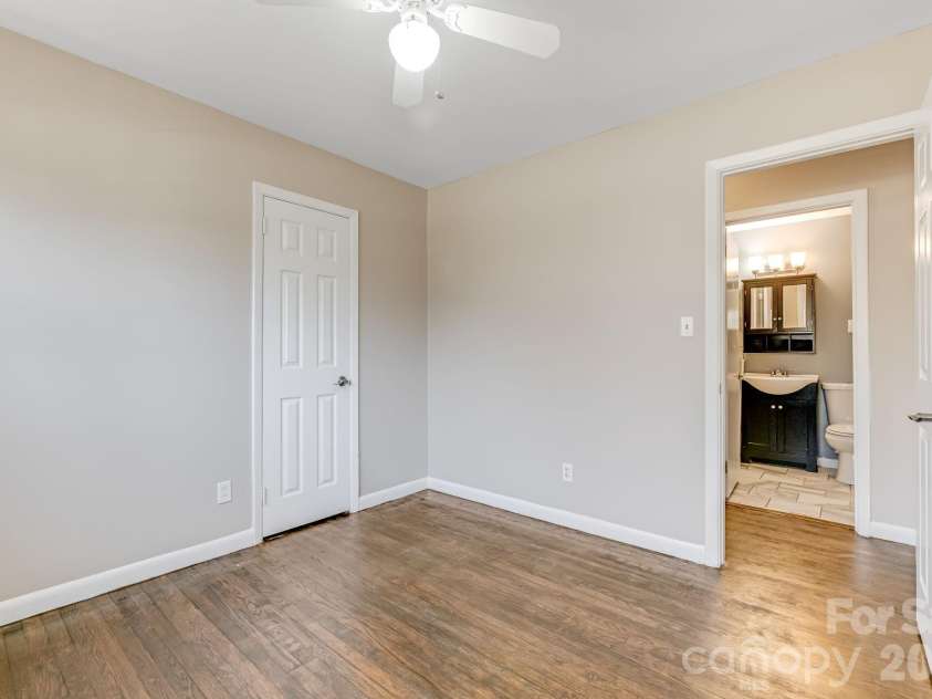 64 Pleasant Ridge Drive, Asheville, NC 28805.  MLS# CAR4344868, YatesRealty ID 16283. 