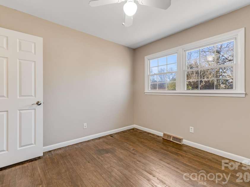 64 Pleasant Ridge Drive, Asheville, NC 28805.  MLS# CAR4344868, YatesRealty ID 16283. 
