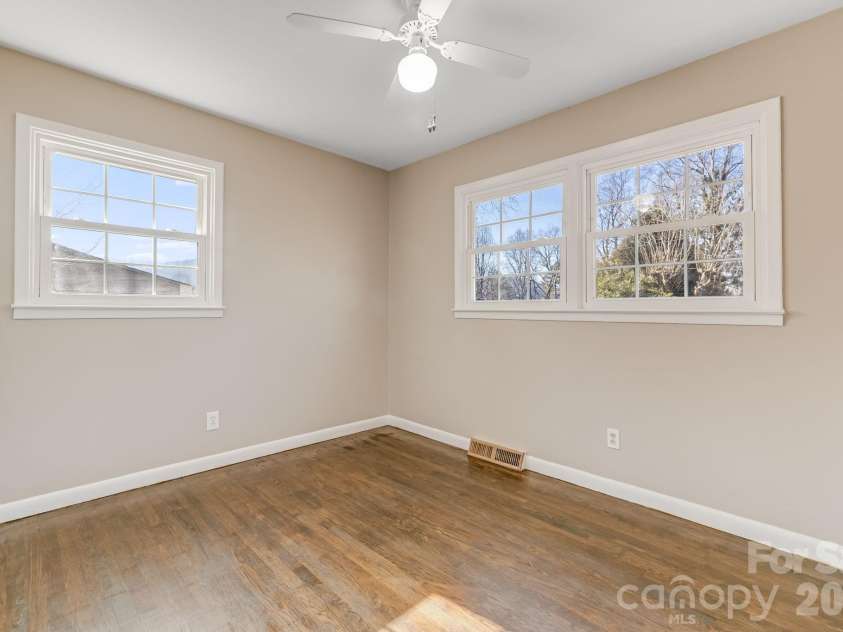 64 Pleasant Ridge Drive, Asheville, NC 28805.  MLS# CAR4344868, YatesRealty ID 16283. 