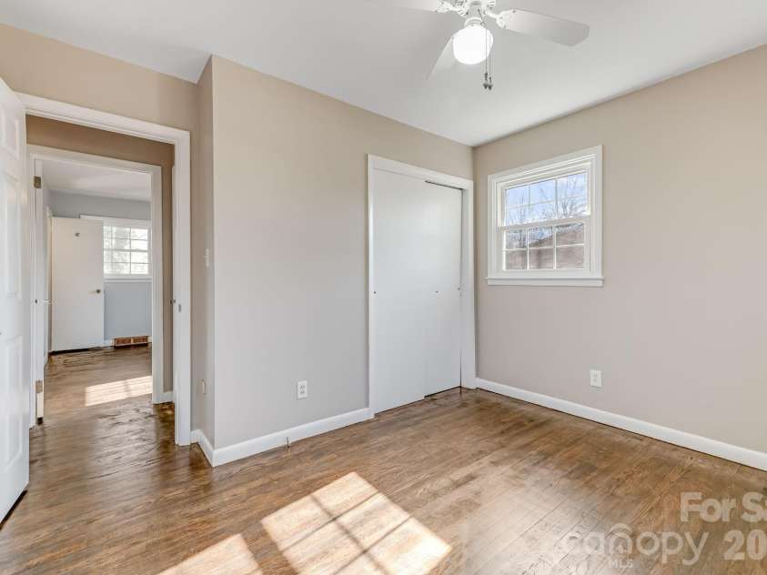 64 Pleasant Ridge Drive, Asheville, NC 28805.  MLS# CAR4344868, YatesRealty ID 16283. 