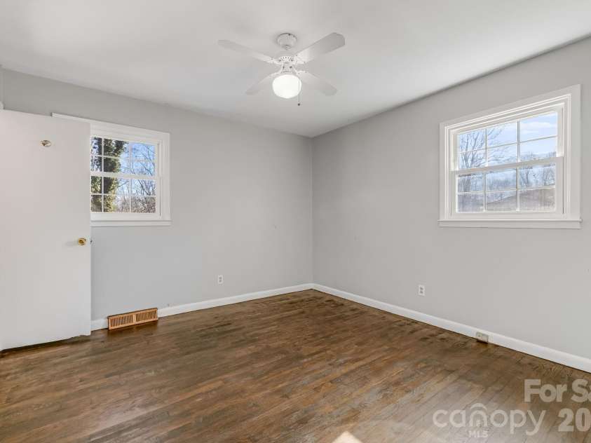 64 Pleasant Ridge Drive, Asheville, NC 28805.  MLS# CAR4344868, YatesRealty ID 16283. 