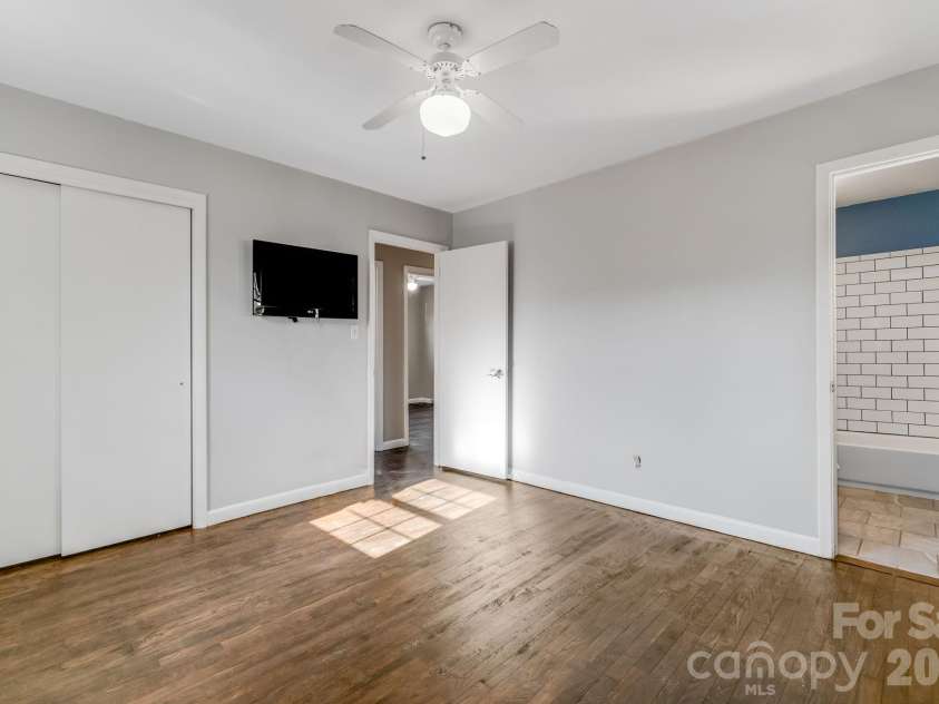 64 Pleasant Ridge Drive, Asheville, NC 28805.  MLS# CAR4344868, YatesRealty ID 16283. 