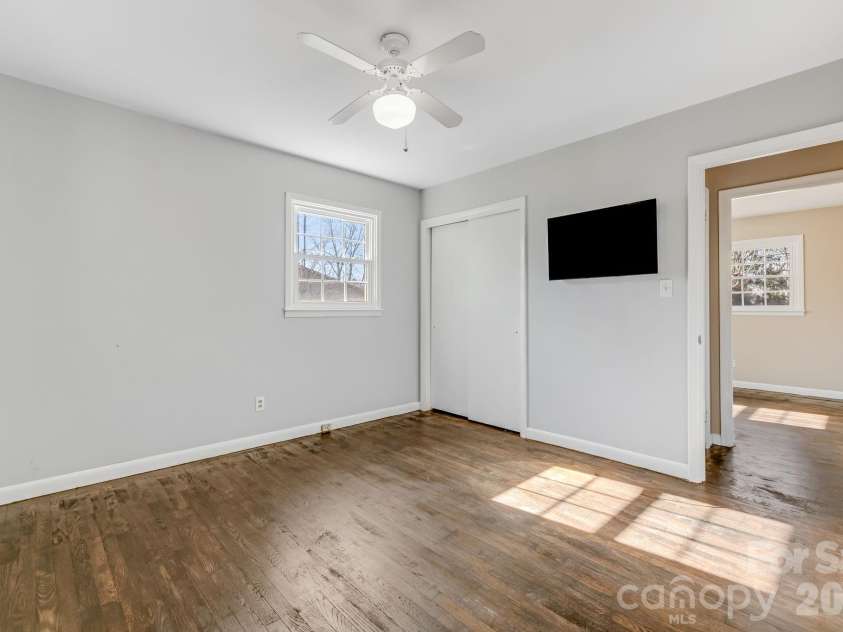 64 Pleasant Ridge Drive, Asheville, NC 28805.  MLS# CAR4344868, YatesRealty ID 16283. 