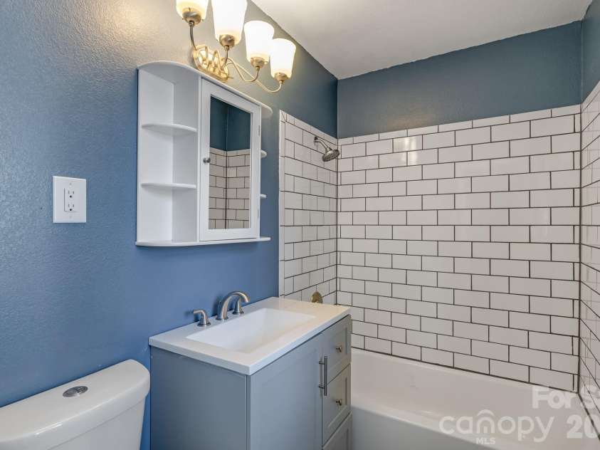 64 Pleasant Ridge Drive, Asheville, NC 28805.  MLS# CAR4344868, YatesRealty ID 16283. 