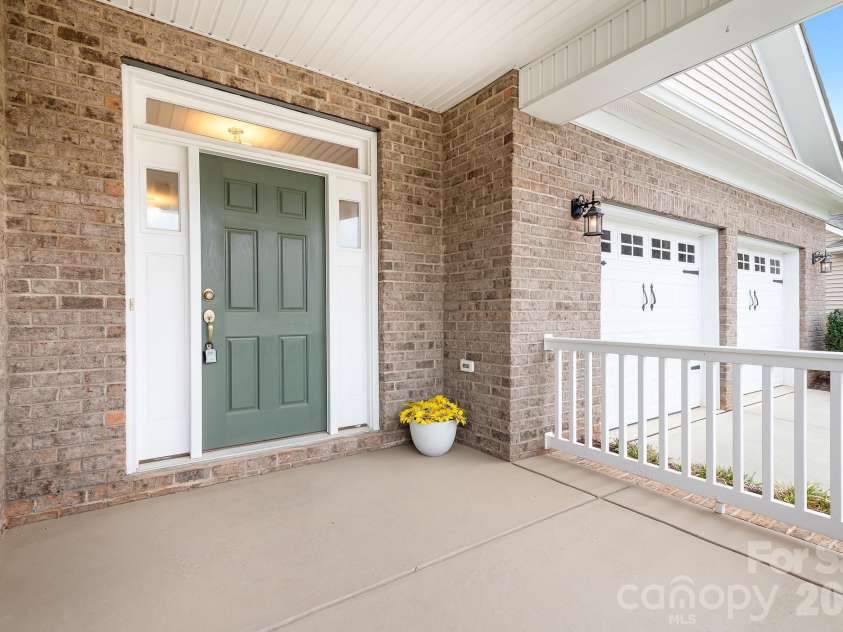 12728 Meetinghouse Drive, Cornelius, NC 28031.  MLS# CAR4361291, YatesRealty ID 16284. Cozy entrance