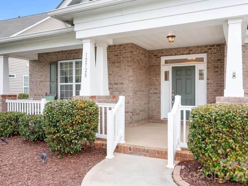 12728 Meetinghouse Drive, Cornelius, NC 28031.  MLS# CAR4361291, YatesRealty ID 16284. Front entrance