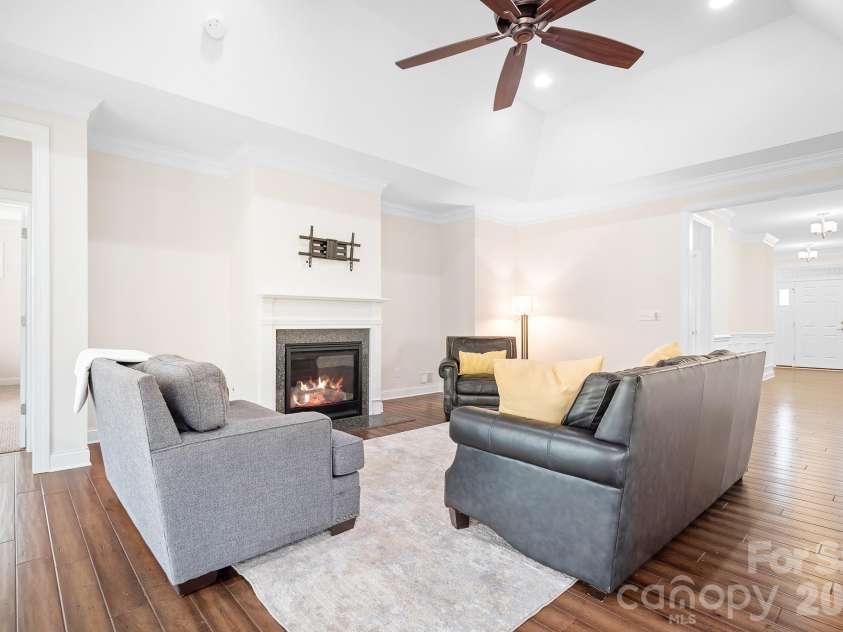 12728 Meetinghouse Drive, Cornelius, NC 28031.  MLS# CAR4361291, YatesRealty ID 16284. Great room