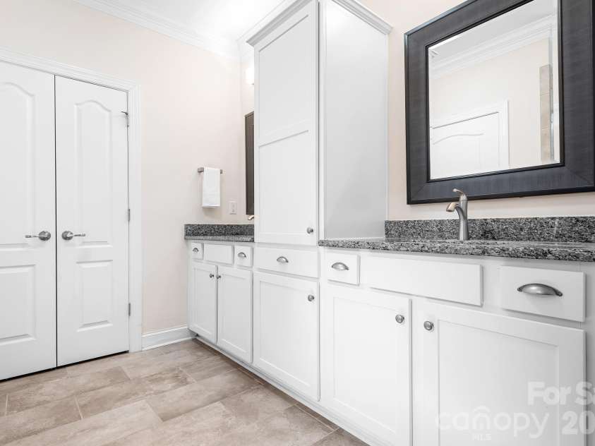 12728 Meetinghouse Drive, Cornelius, NC 28031.  MLS# CAR4361291, YatesRealty ID 16284. Primary en suite