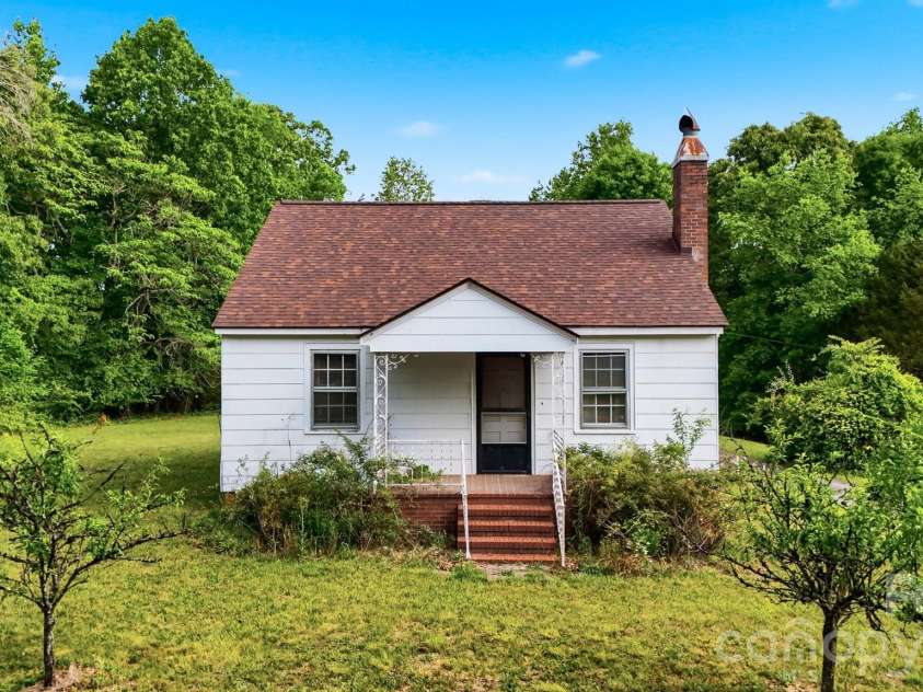 2711 8th Avenue, Hickory, NC 28602.  MLS# CAR4375236, YatesRealty ID 16285. 