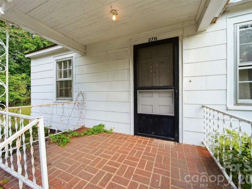 2711 8th Avenue, Hickory, NC 28602.  MLS# CAR4375236, YatesRealty ID 16285. 