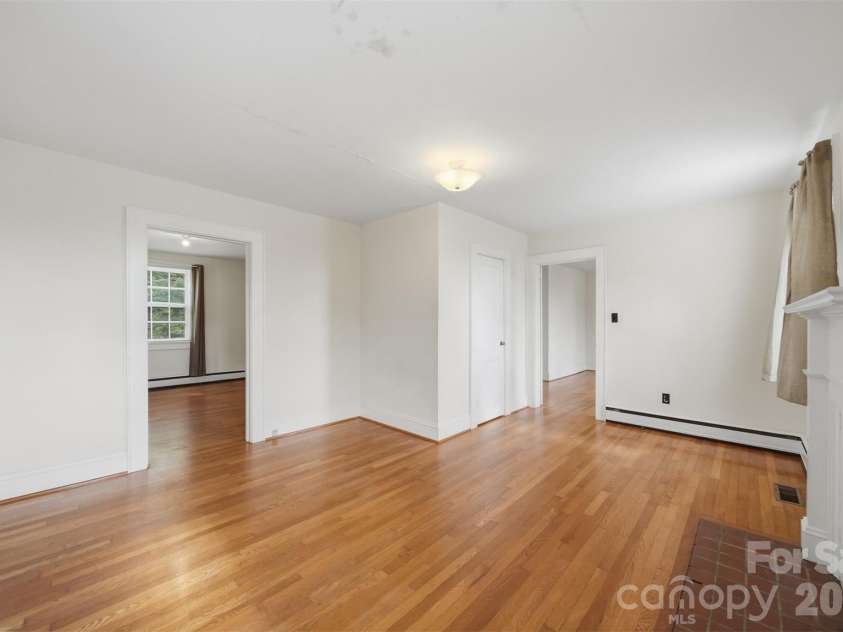 2711 8th Avenue, Hickory, NC 28602.  MLS# CAR4375236, YatesRealty ID 16285. 