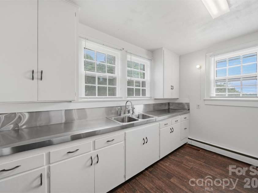 2711 8th Avenue, Hickory, NC 28602.  MLS# CAR4375236, YatesRealty ID 16285. 