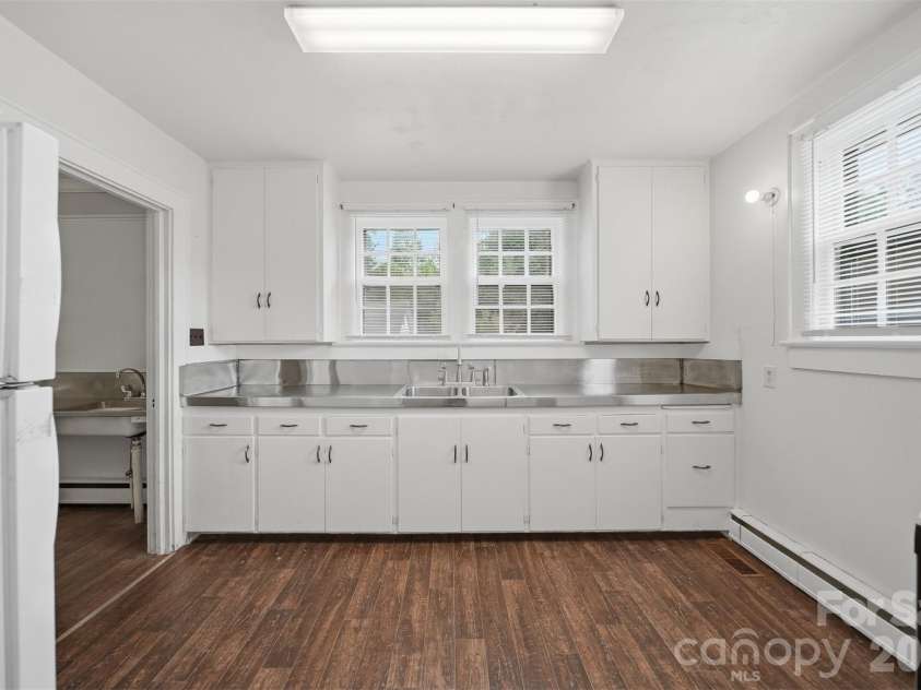 2711 8th Avenue, Hickory, NC 28602.  MLS# CAR4375236, YatesRealty ID 16285. 