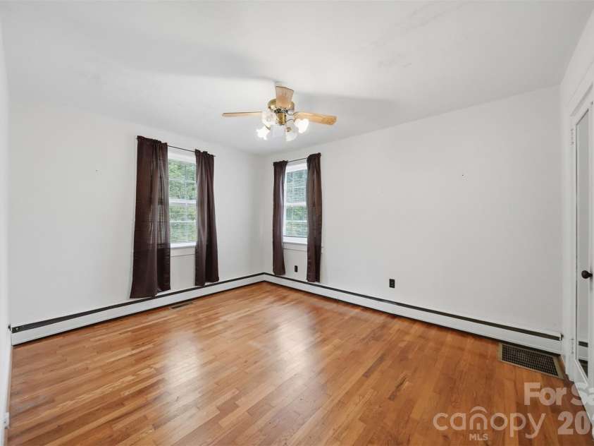 2711 8th Avenue, Hickory, NC 28602.  MLS# CAR4375236, YatesRealty ID 16285. 