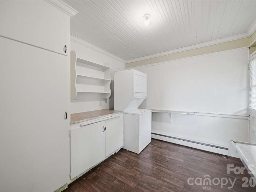 2711 8th Avenue, Hickory, NC 28602.  MLS# CAR4375236, YatesRealty ID 16285. 