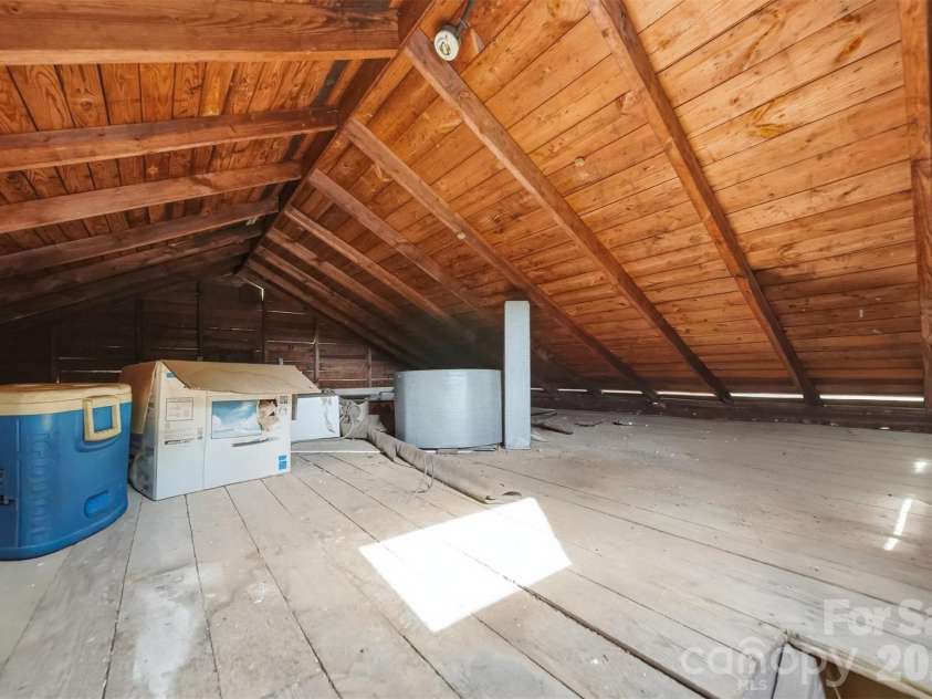 2711 8th Avenue, Hickory, NC 28602.  MLS# CAR4375236, YatesRealty ID 16285. 
