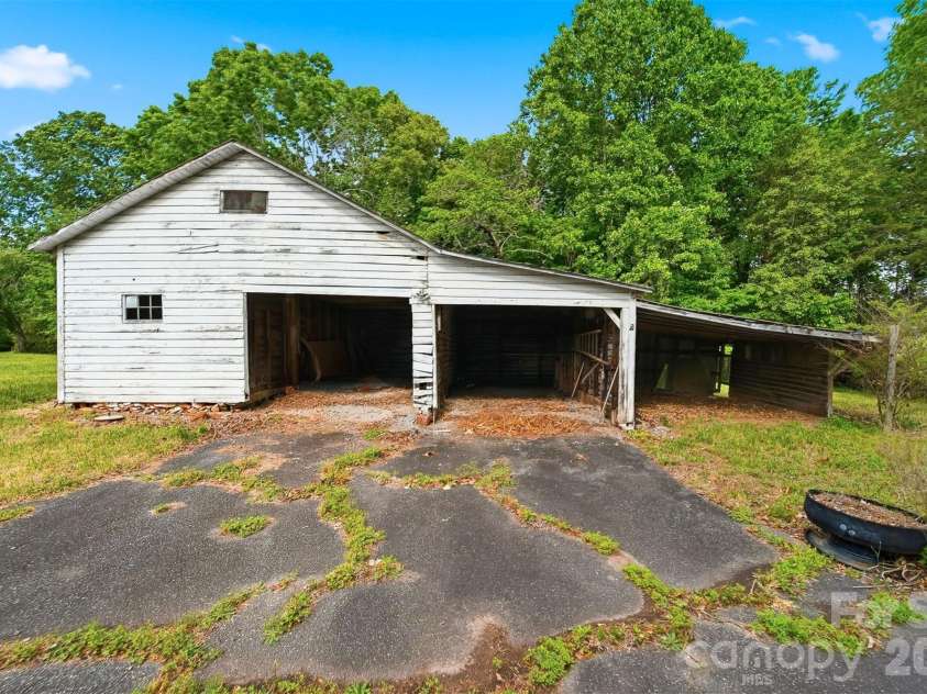 2711 8th Avenue, Hickory, NC 28602.  MLS# CAR4375236, YatesRealty ID 16285. 
