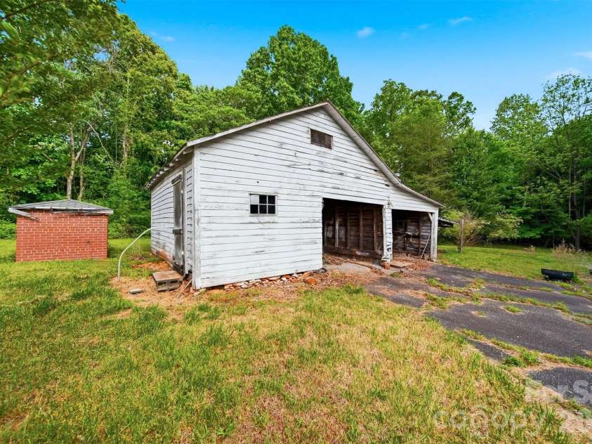 2711 8th Avenue, Hickory, NC 28602.  MLS# CAR4375236, YatesRealty ID 16285. 