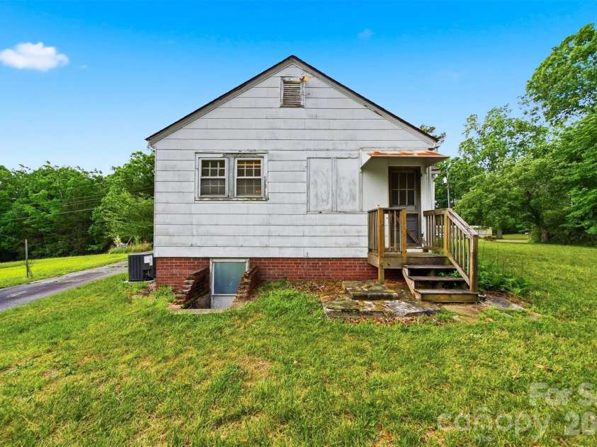 2711 8th Avenue, Hickory, NC 28602.  MLS# CAR4375236, YatesRealty ID 16285. 