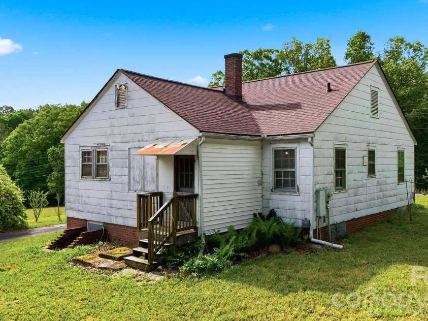 2711 8th Avenue, Hickory, NC 28602.  MLS# CAR4375236, YatesRealty ID 16285. 