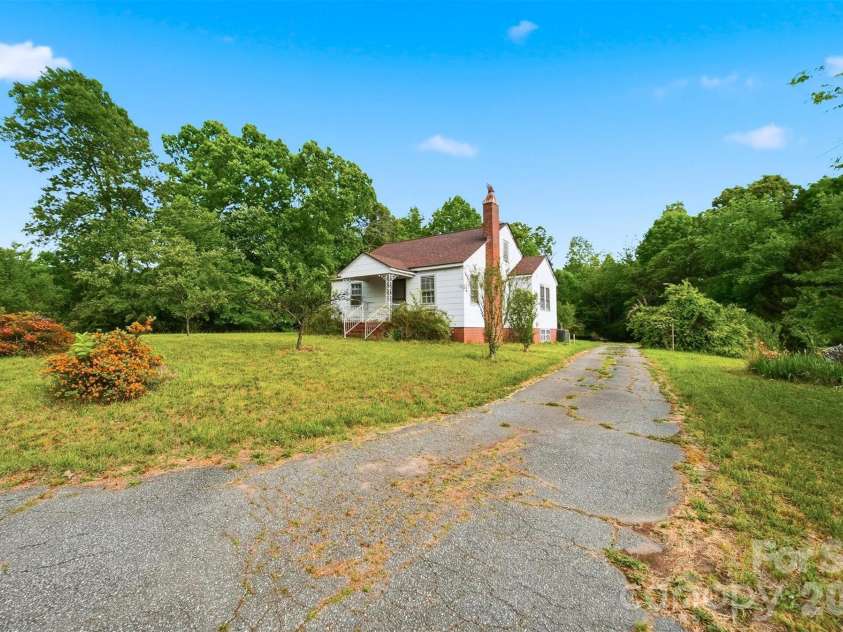 2711 8th Avenue, Hickory, NC 28602.  MLS# CAR4375236, YatesRealty ID 16285. 