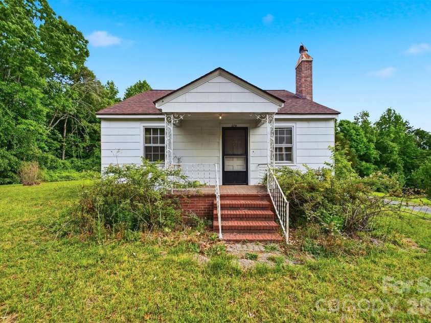 2711 8th Avenue, Hickory, NC 28602.  MLS# CAR4375236, YatesRealty ID 16285. 