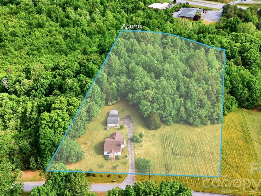 2711 8th Avenue, Hickory, NC 28602.  MLS# CAR4375236, YatesRealty ID 16285. 