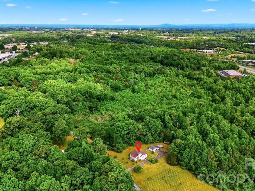 2711 8th Avenue, Hickory, NC 28602.  MLS# CAR4375236, YatesRealty ID 16285. 