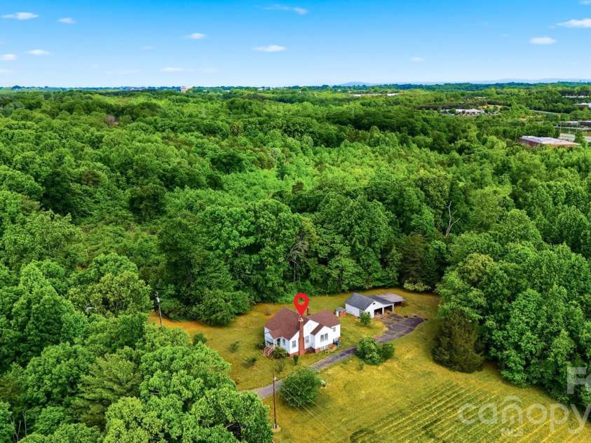 2711 8th Avenue, Hickory, NC 28602.  MLS# CAR4375236, YatesRealty ID 16285. 