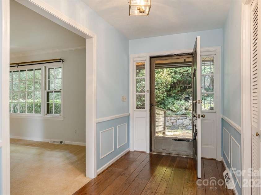 1010 Indian Hill Road, Hendersonville, NC 28791.  MLS# CAR4187228, YatesRealty ID 16286. Entry