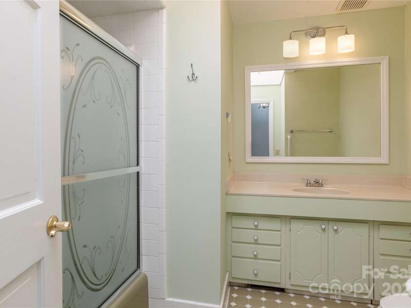 1010 Indian Hill Road, Hendersonville, NC 28791.  MLS# CAR4187228, YatesRealty ID 16286. Hall bath