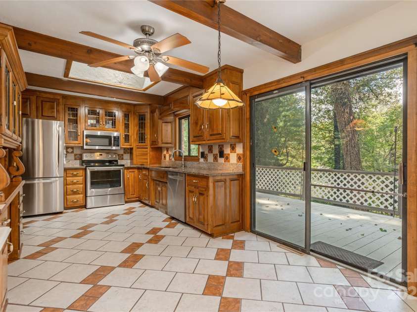 1010 Indian Hill Road, Hendersonville, NC 28791.  MLS# CAR4187228, YatesRealty ID 16286. Kitchen with breakfast area