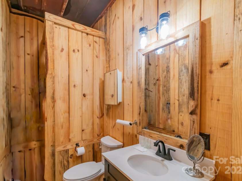 5067 Dixon Boulevard, Kings Mountain, NC 28086.  MLS# CAR4182616, YatesRealty ID 1629. Bathroom