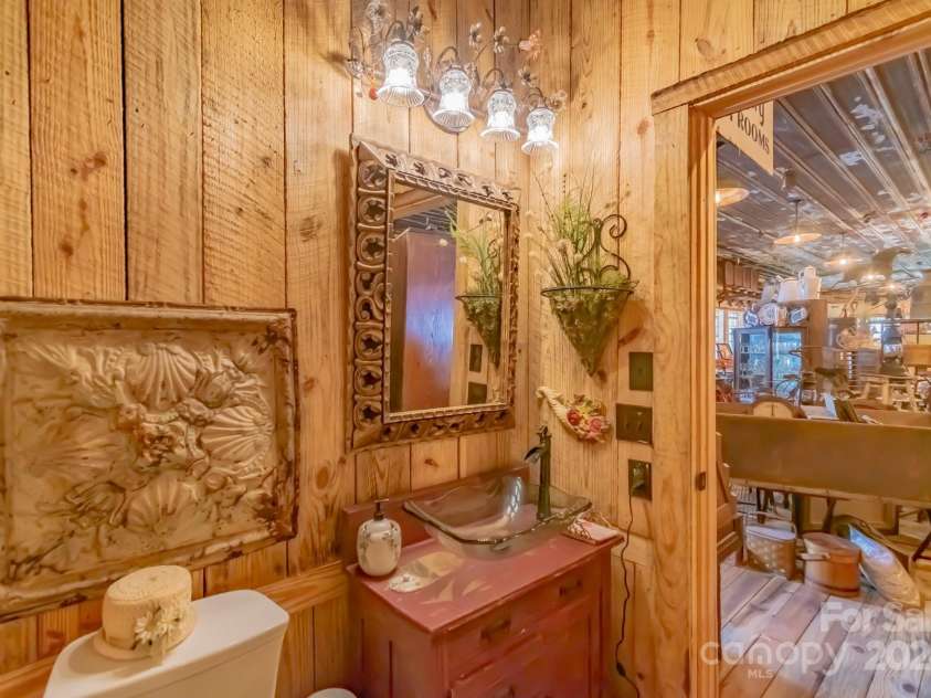 5067 Dixon Boulevard, Kings Mountain, NC 28086.  MLS# CAR4182616, YatesRealty ID 1629. Bathroom