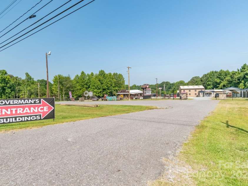 5067 Dixon Boulevard, Kings Mountain, NC 28086.  MLS# CAR4182616, YatesRealty ID 1629. Entrance of property